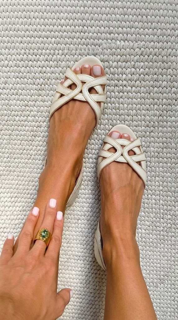Ventura | Sandalias Planas Color Crema de Punta Abierta para Verano