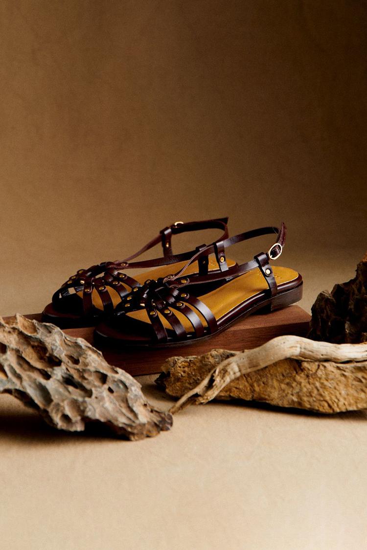 Gilbia | Sandalias con Tachuelas Metálicas y Aberturas en Marrón Oscuro para Verano