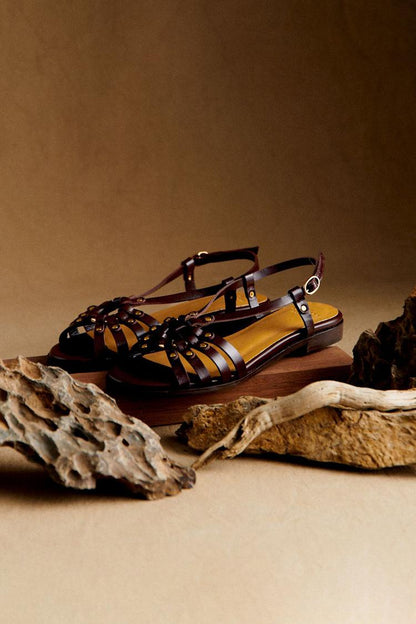 Gilbia | Sandalias con Tachuelas Metálicas y Aberturas en Marrón Oscuro para Verano